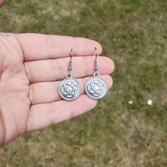 New Handmade Silver Celtic Knot Triquetra Earrings - Picture 6 of 16